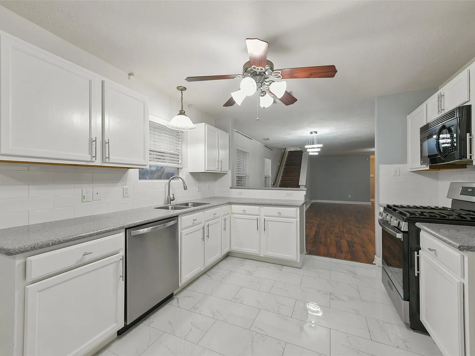 3 bed, 2.5 bath, 2270 sqft, $2,000 — Photo 3