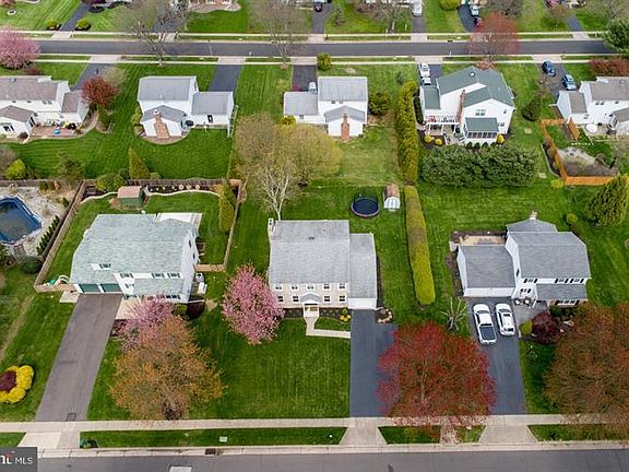 3rd image of 219 Yorkshire Dr