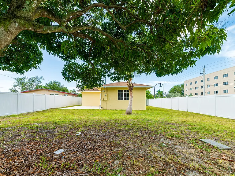 289 SW 3rd Ct — Photo 30