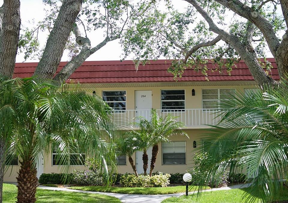 1st image of 8 Vista Palm Ln