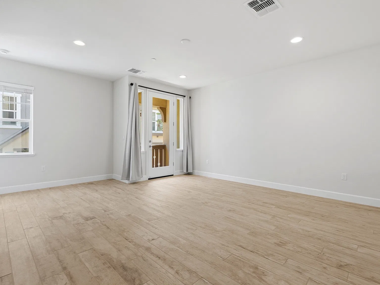 3 bed, 2.5 bath, 1593 sqft, $3,999 — Photo 3