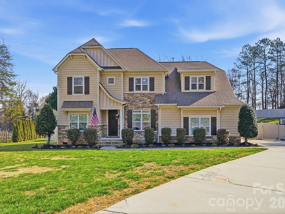 1st image of 135 Lakeshore Hills Dr