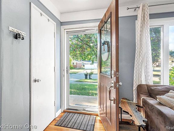 4th image of 29780 Hathaway St