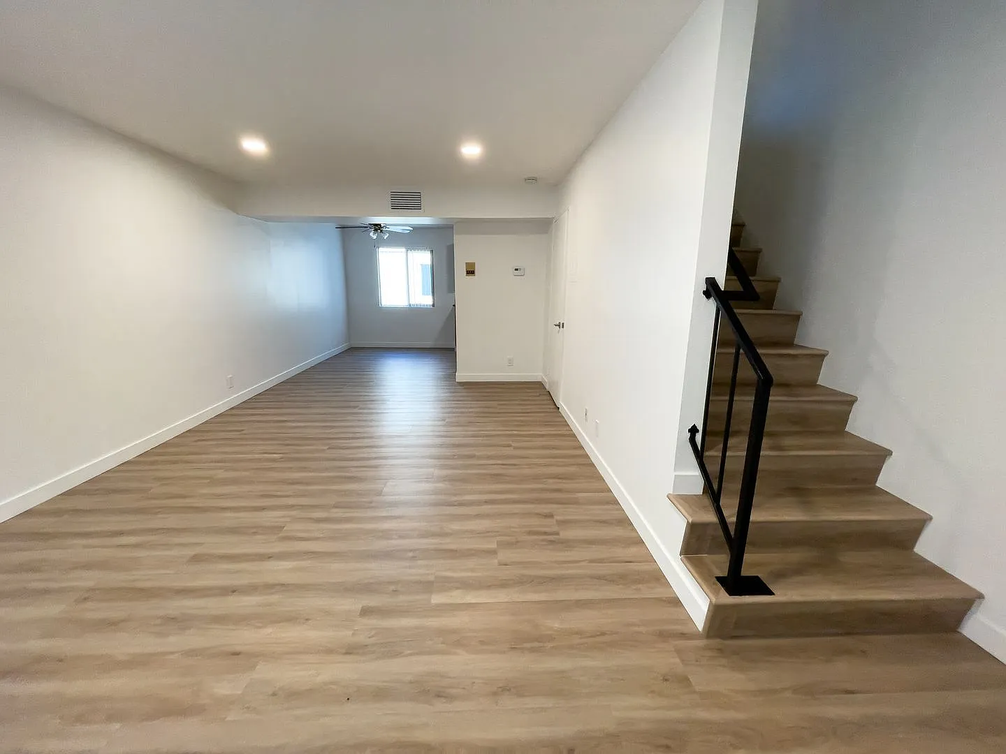 137 Carr Dr — Photo 2