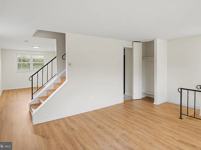 926 Regina Dr — Photo 3