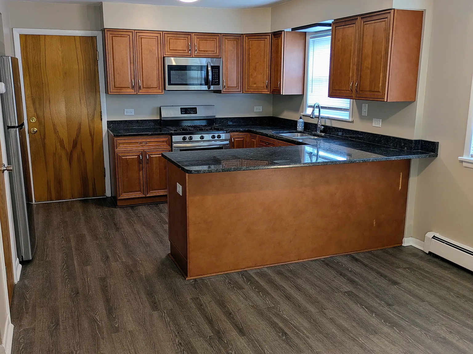 3 bed, 1450 sqft, $2,450 — Photo 4