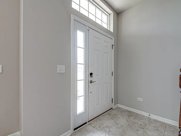893 Lewisburg Ln — Photo 3