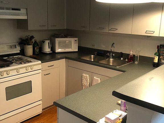 2nd image of 932 W Wrightwood Ave #B2