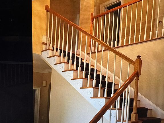 3rd image of 120 Hollingwood Dr
