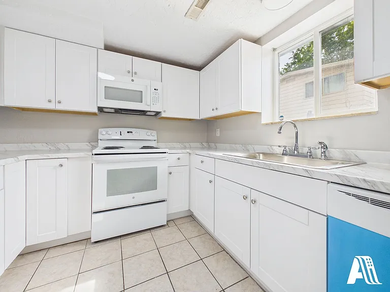 967 W Duplex — Photo 14