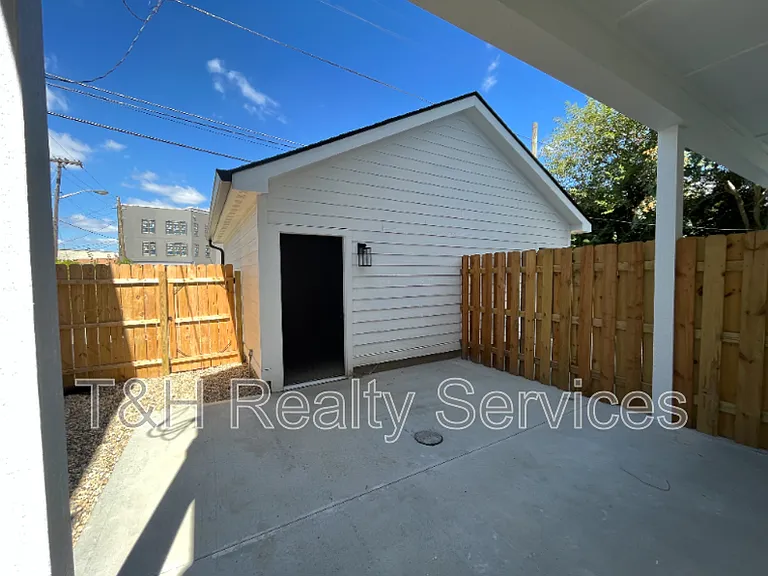 930 Woodlawn Ave — Photo 26