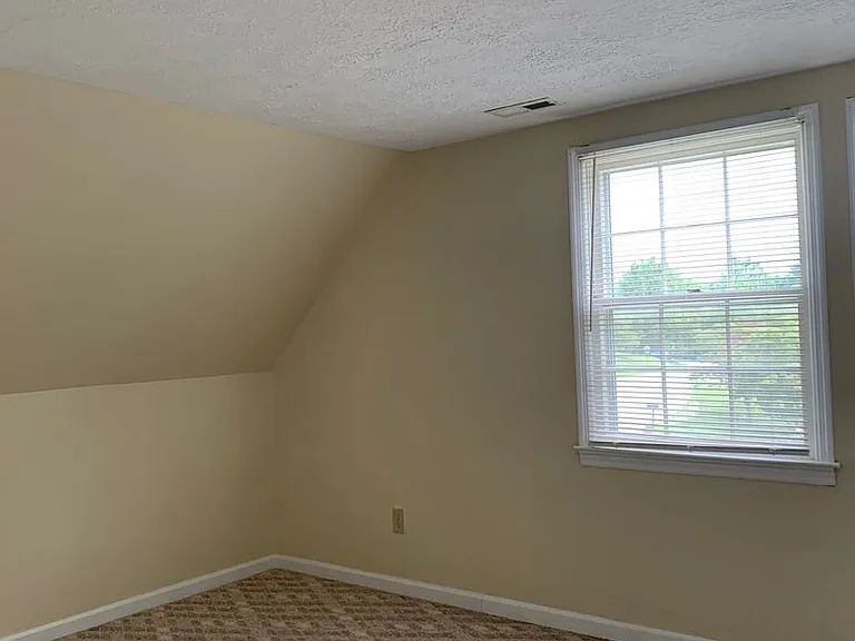 208 Woodbine Dr — Photo 15