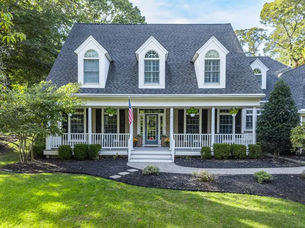 15 Crescent Ct, Wading River, NY 11792