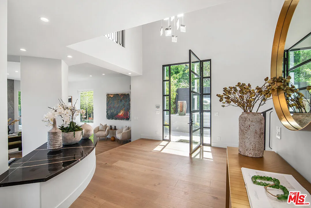 6 bed, 7.0 bath, 8500 sqft, $45,000 — Photo 3