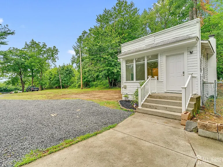 302 Schoolhouse Rd #B — Photo 3