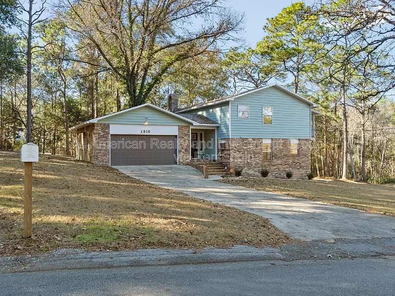 1315 Grandview Dr — Photo 2