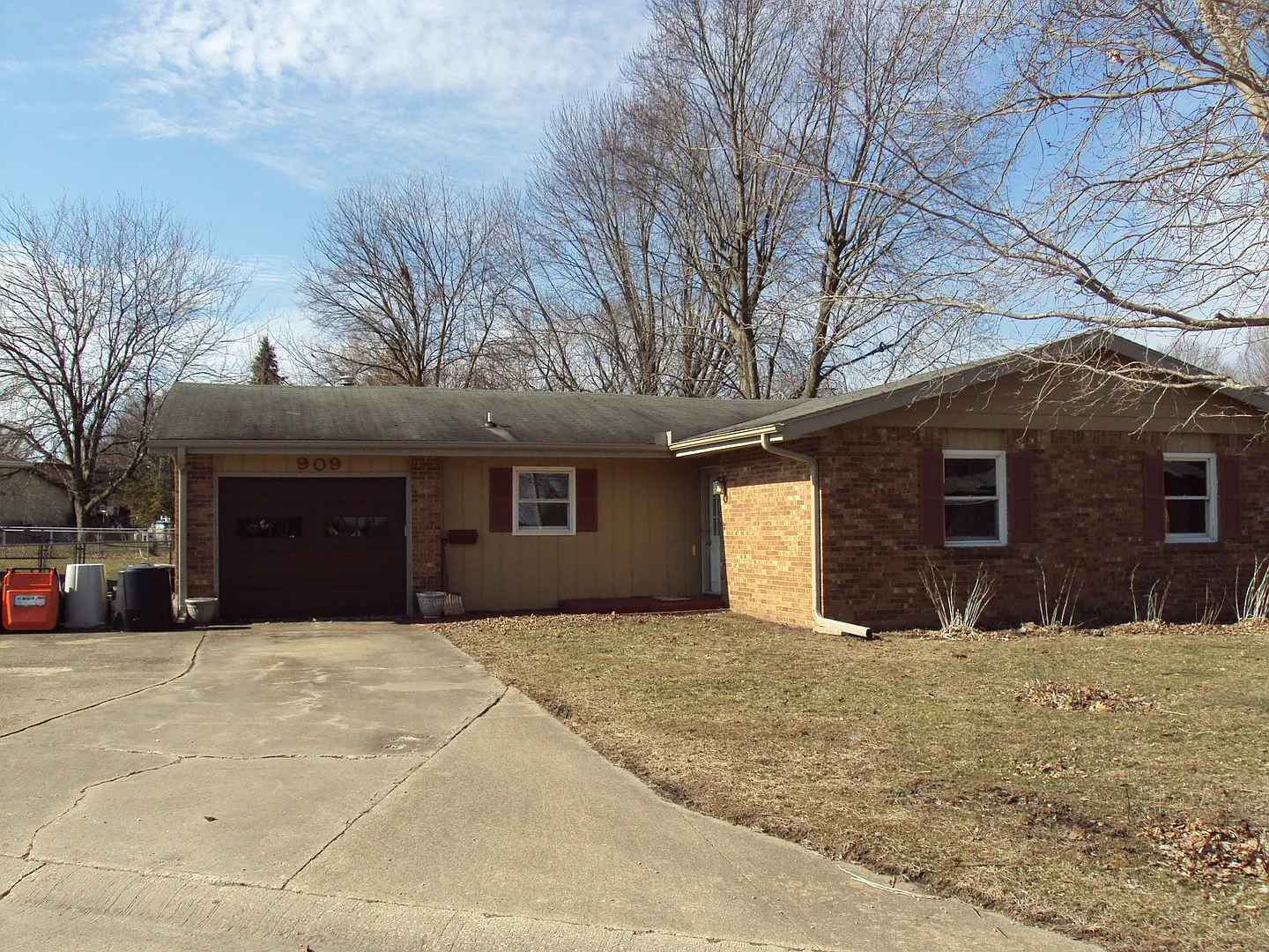 909 Oakcrest Dr photo 1