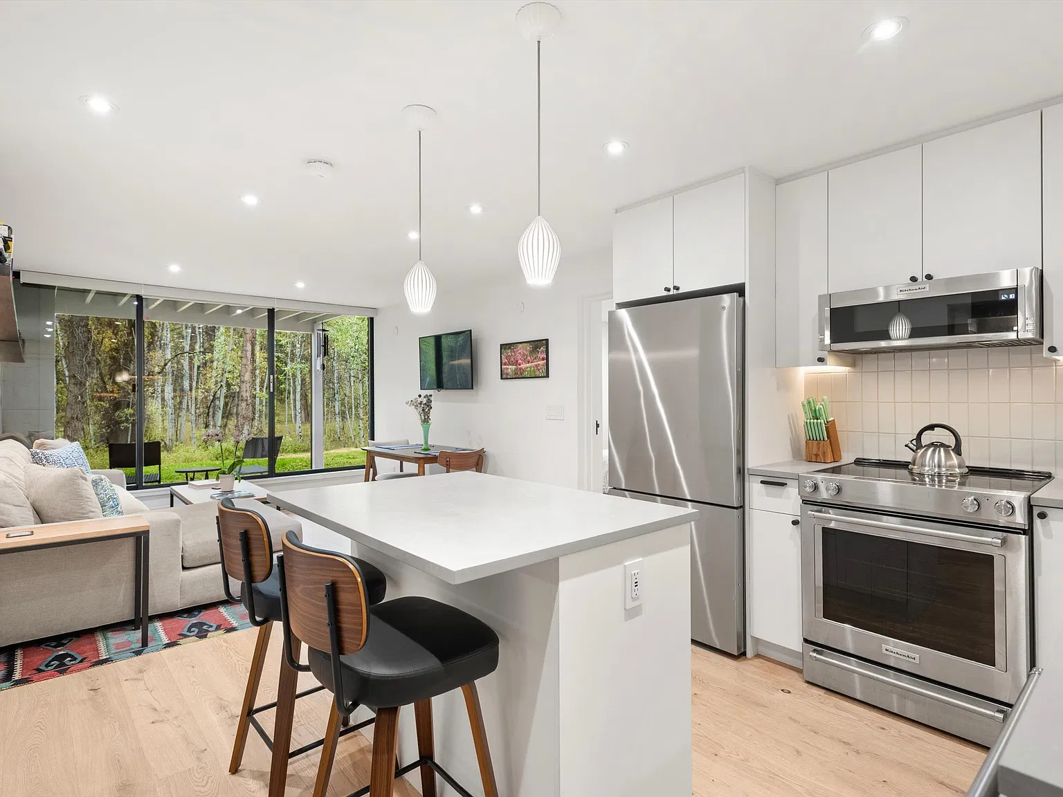 2 bed, 878 sqft, $7,800 — Photo 2