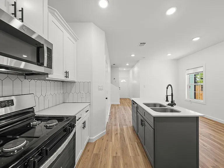 1512 W Blum St #A — Photo 16