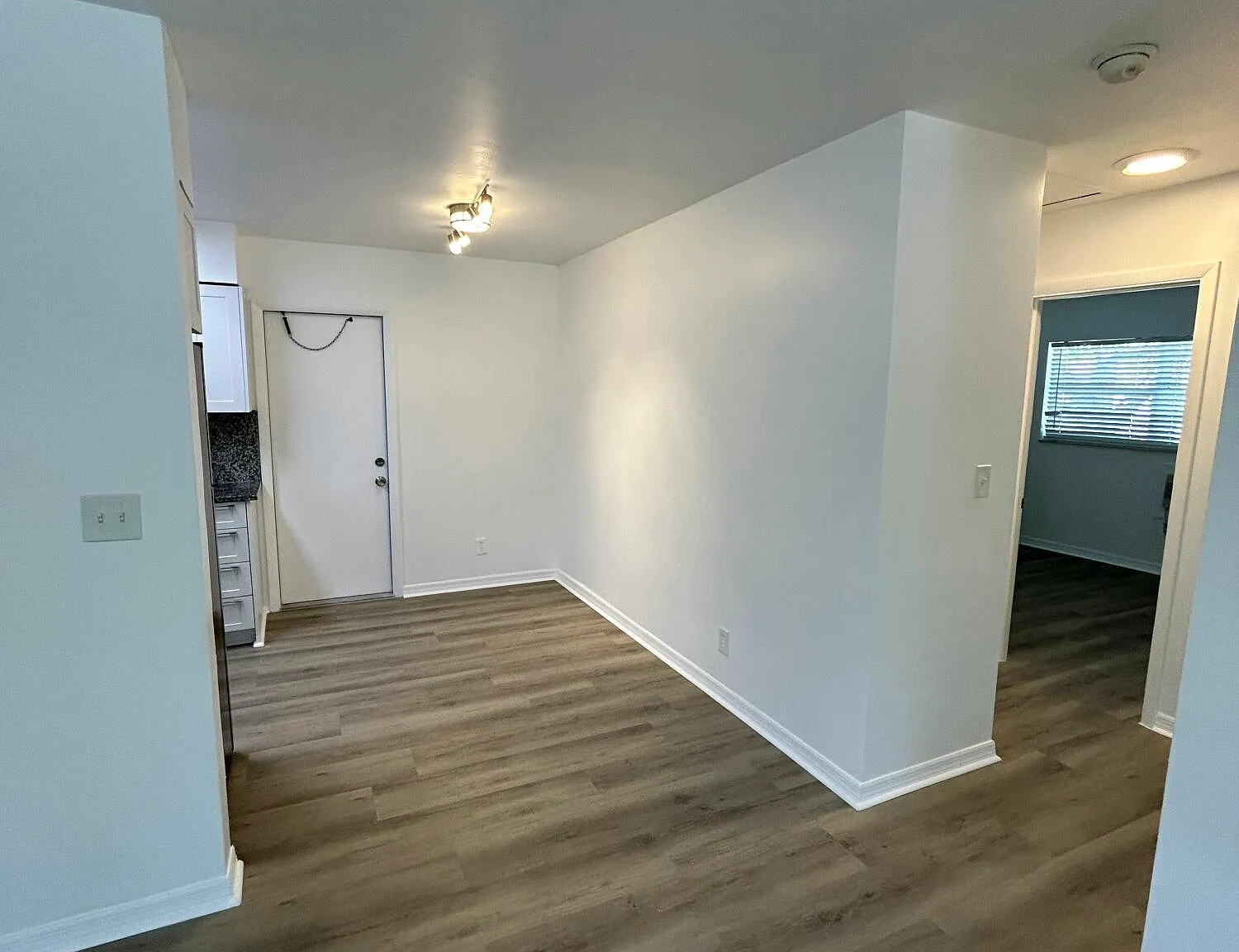 2 bed, 1.0 bath, 7645 sqft, $2,000 — Photo 4