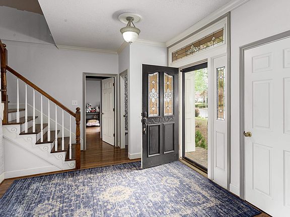 3rd image of 113 E Queensbury Ln