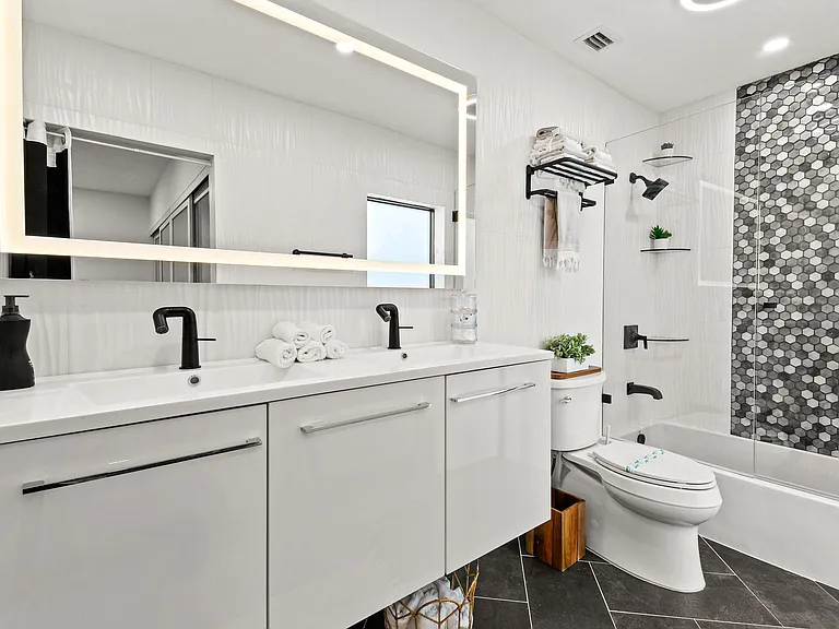 630 NE 15th Pl — Photo 19