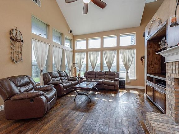 4th image of 719 Fairmeadow Dr