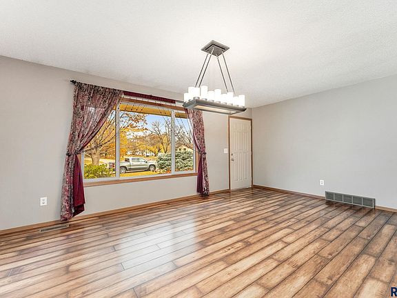 5th image of 813 E Elm St