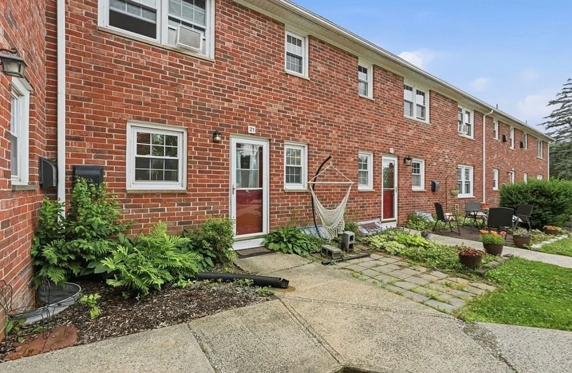 2 bed, 1.5 bath, $1,950 — Photo 2