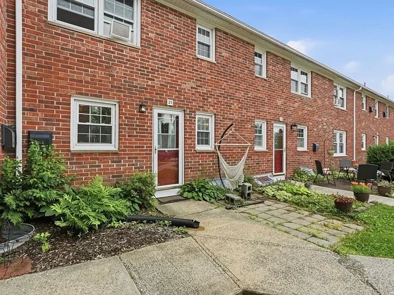 540 Granby Rd #21 — Photo 2
