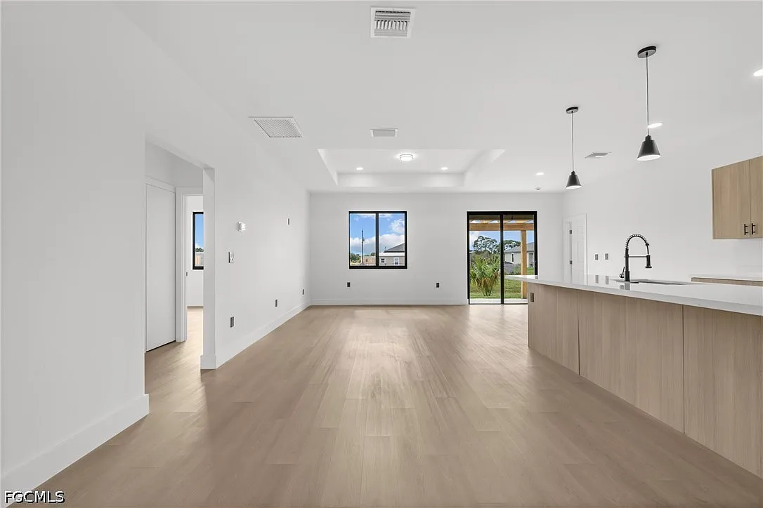 3 bed, 2.0 bath, 1558 sqft, $2,300 — Photo 4