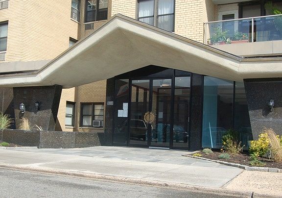 2nd image of 10 Monroe Blvd APT 6M