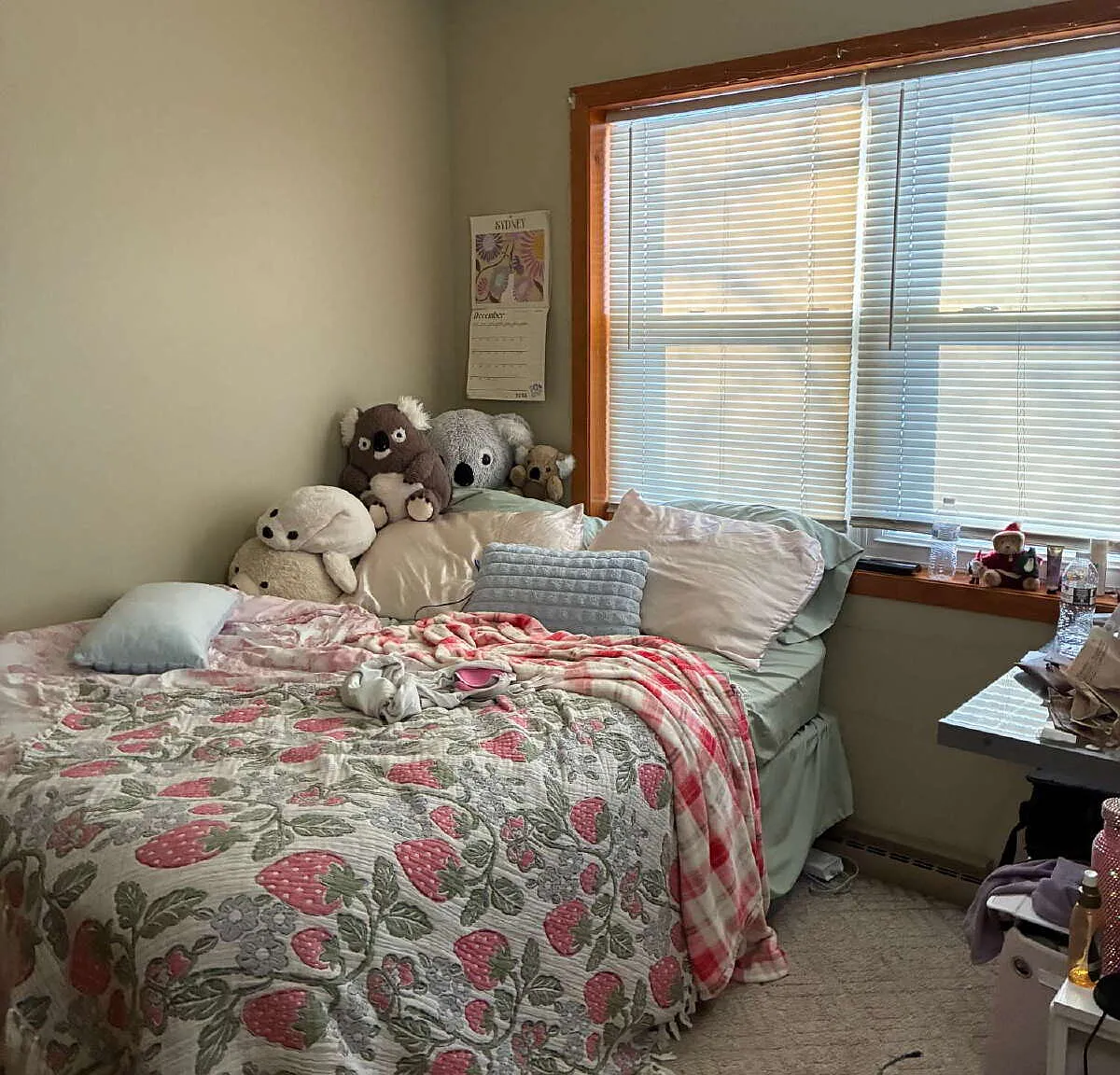3 bed, 1.0 bath, $470 — Photo 2