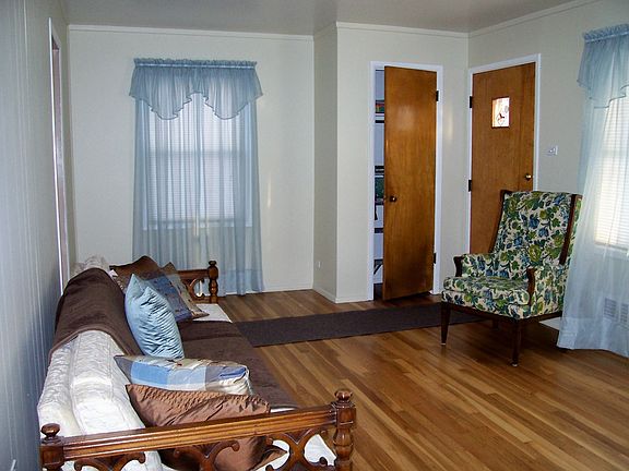 Large living room w/ refinished oak floors