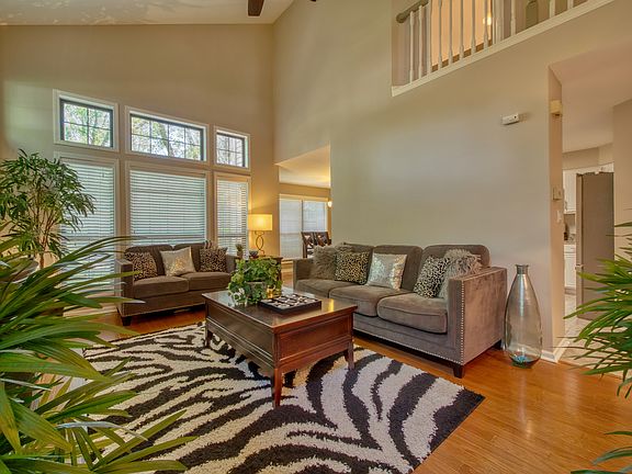 3rd image of 316 Club House Dr