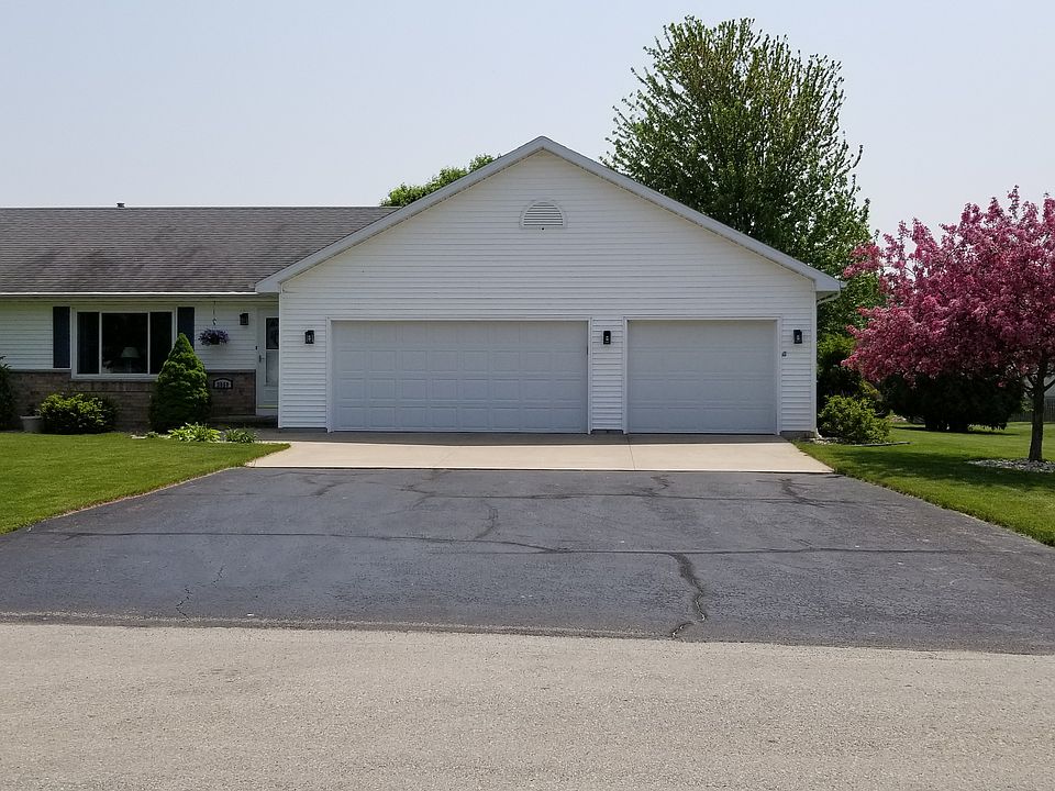 House front - 3+ car gararge