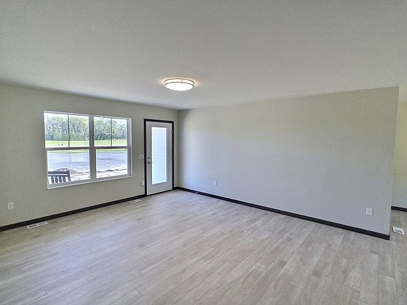 5th image of 2926 Blue Jay Ln