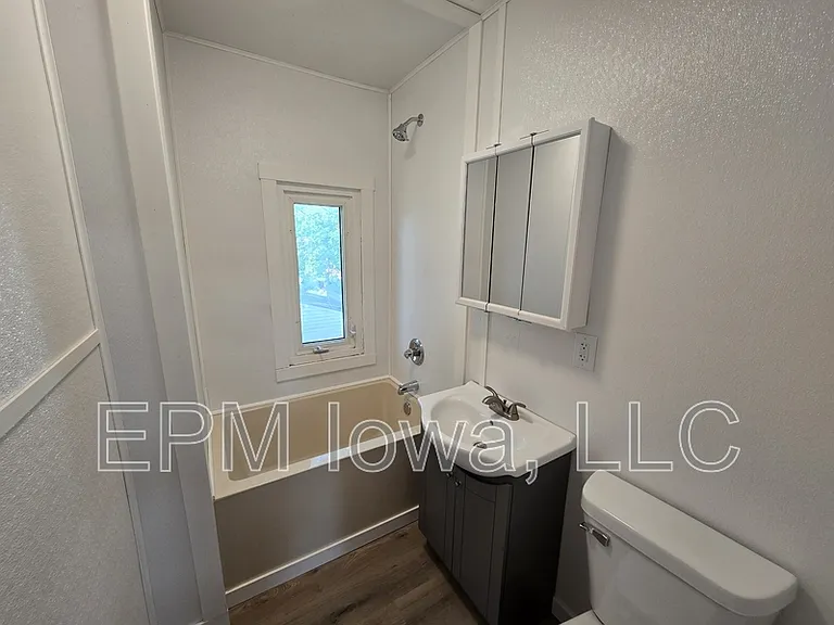 422 Baltimore St — Photo 29
