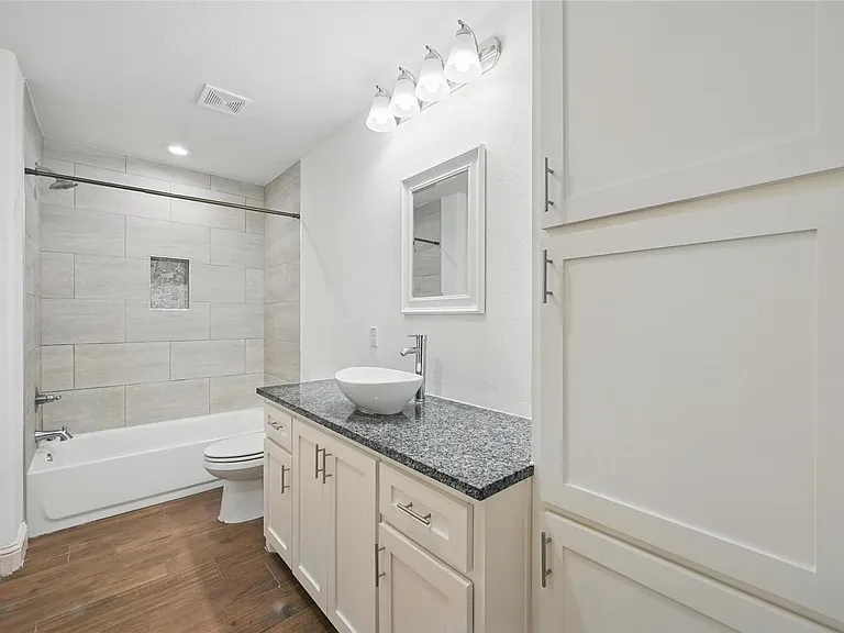 609 E Carter St — Photo 16