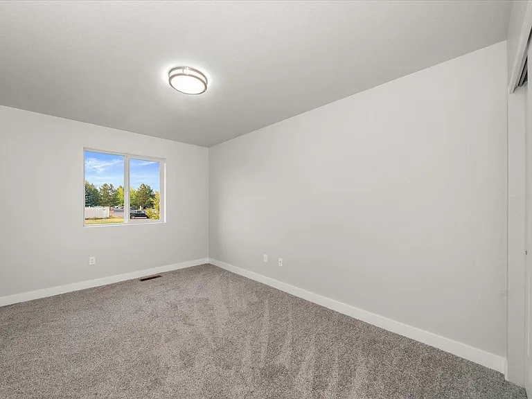 622 W 6th St — Photo 24