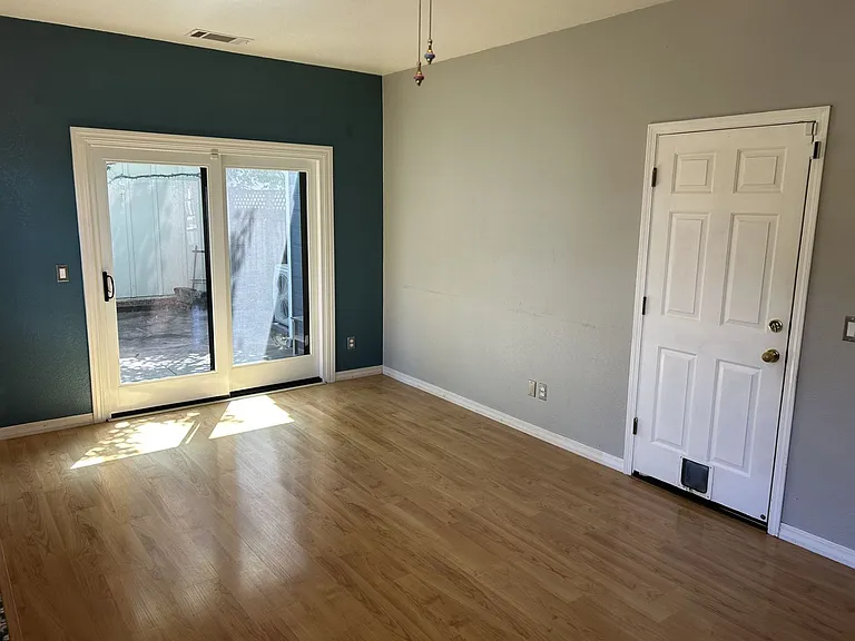 1911 Alpine Ct — Photo 7