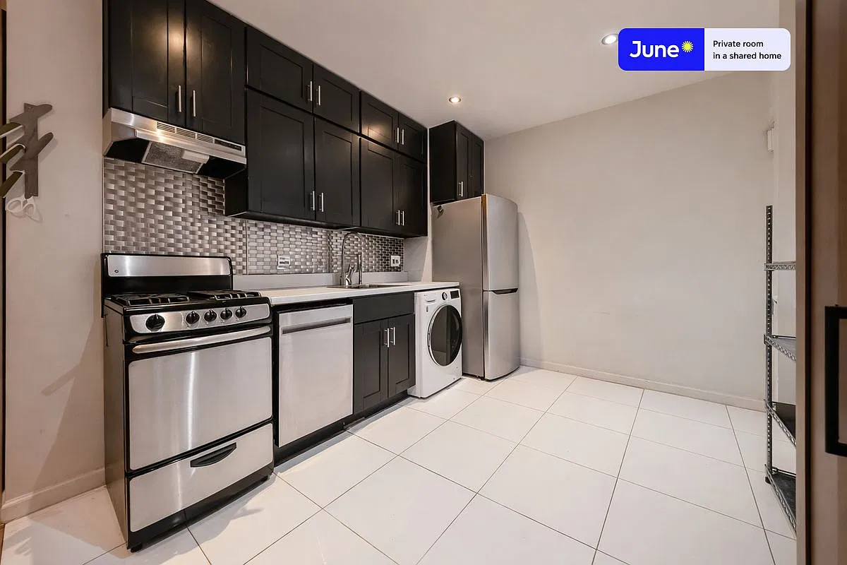 Full bedroom in 6 bed/2 bath home in Central Harlem #1863 D — Photo 4