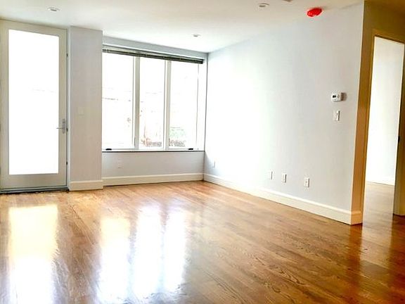 4th image of 2535 38th St APT 1R
