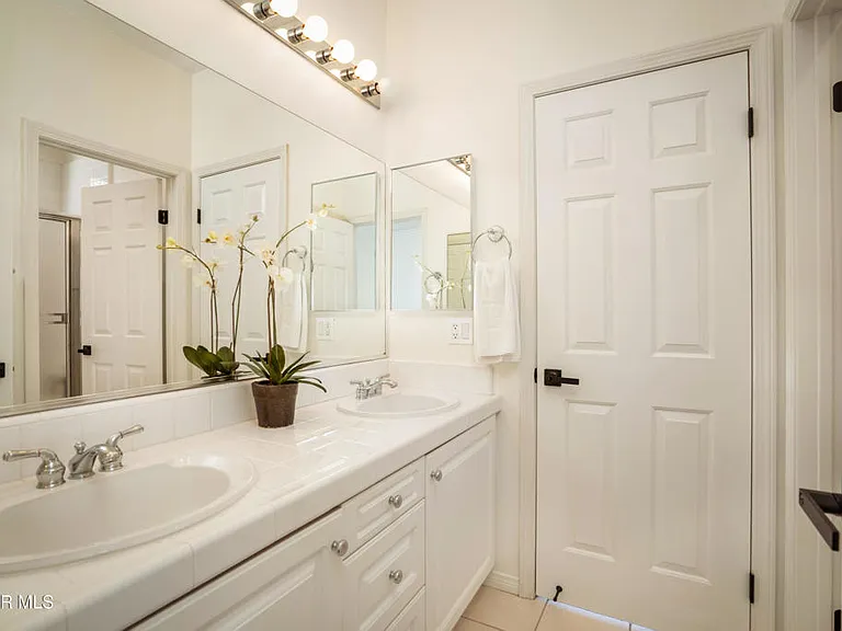 1004 Lambourne Pl — Photo 37