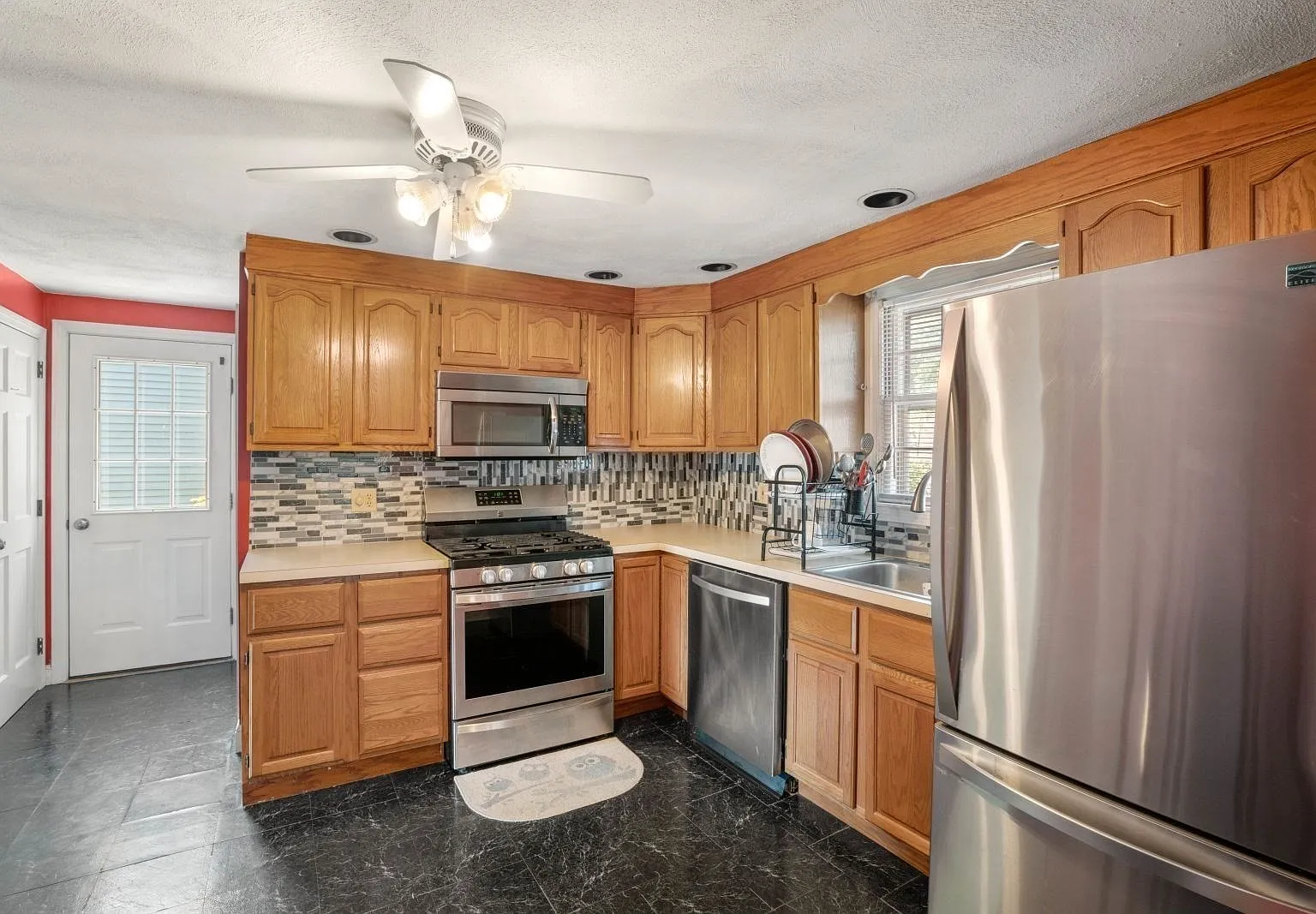 3 bed, 1.5 bath, 1274 sqft, $4,200 — Photo 3