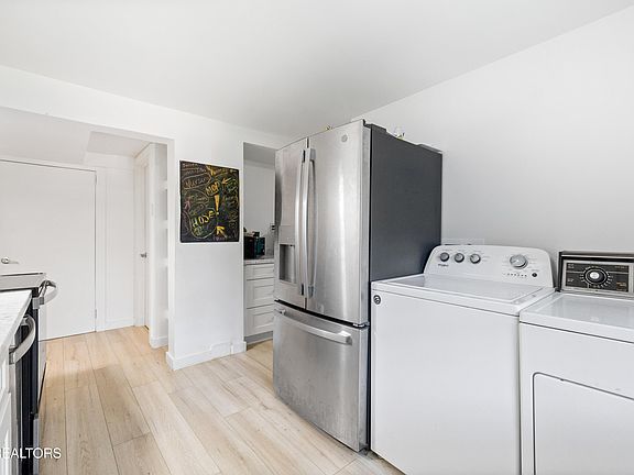 4th image of 941 Rosedale Ave