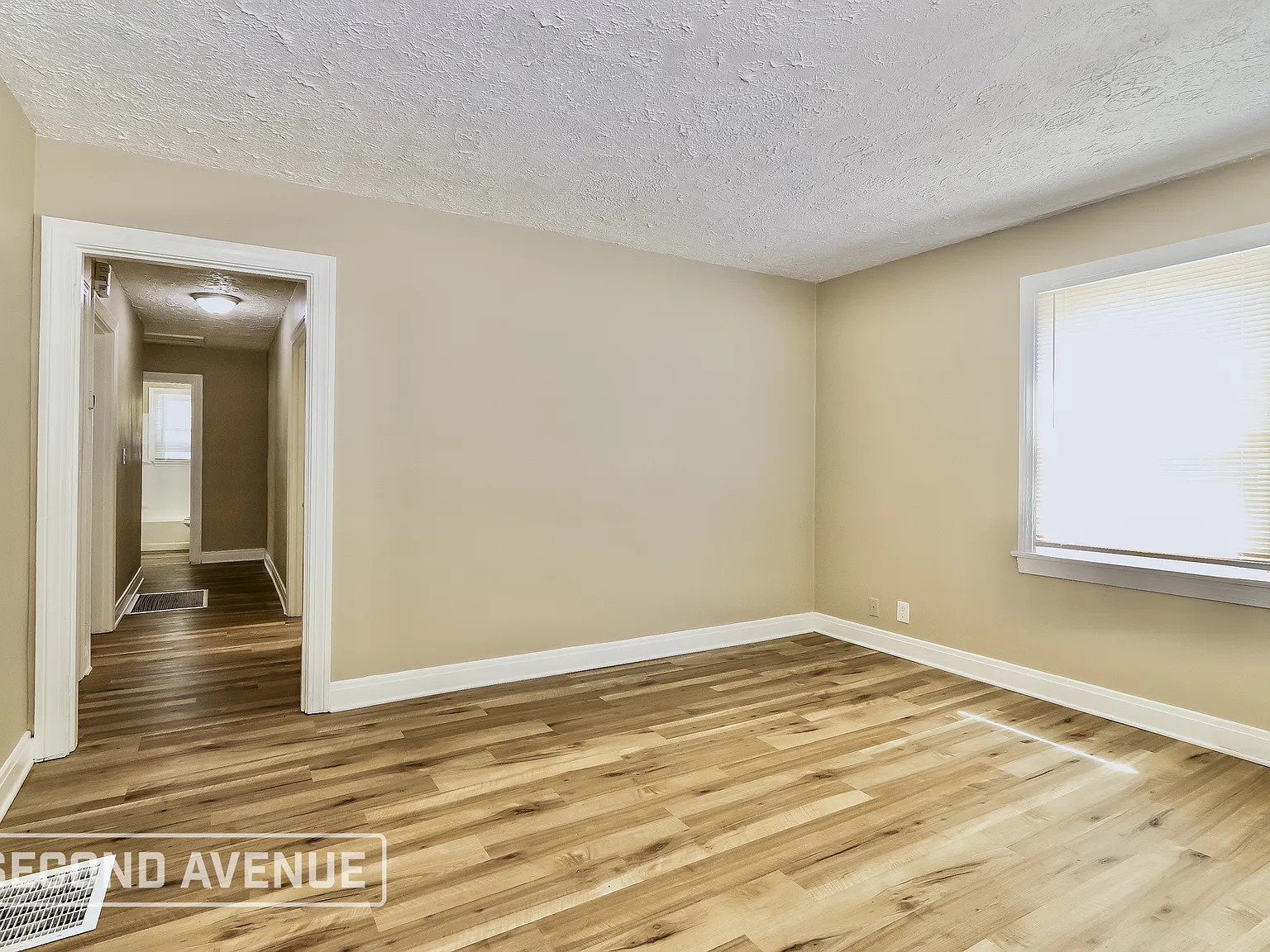 3 bed, 1.0 bath, 1053 sqft, $1,275 — Photo 3