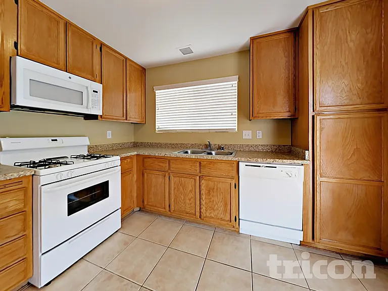 625 Freeburg Pl — Photo 6
