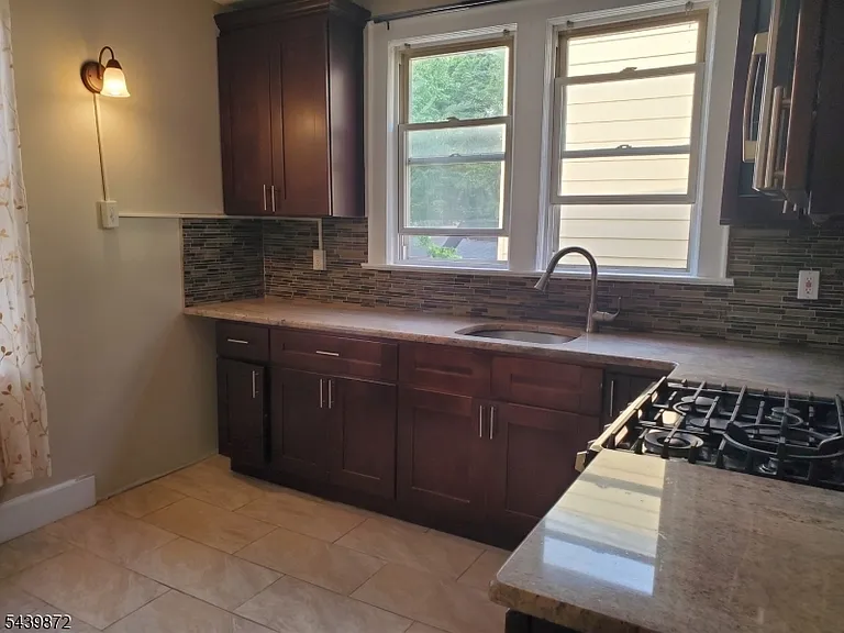 15 Westervelt Pl — Photo 10