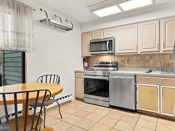 2nd image of 909 Bromley Est